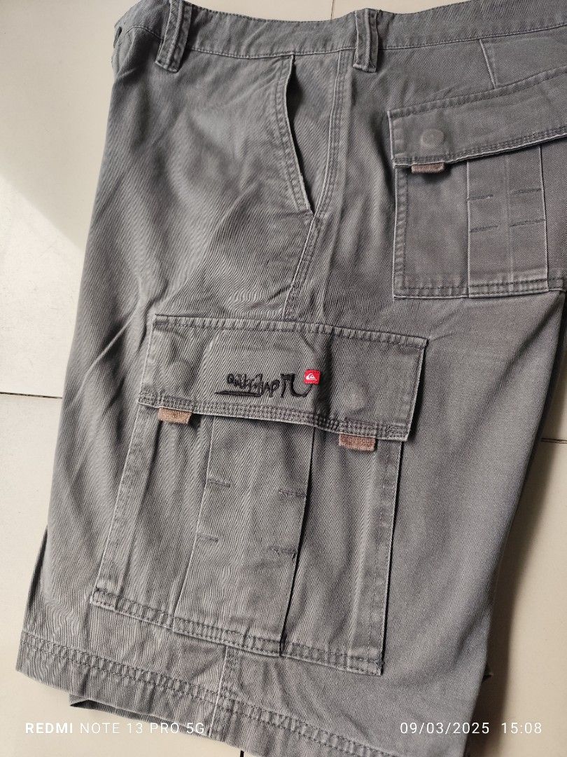 QUIKSILVER GREY CARGO SHORTS (Category: Shorts) located in Caloocan City. Submitted by carlo_pwd (Listing ID 1464070462, Image 3). Description: QUIKSILVER BRAND WAIST -36 LENGTH -23 HEM -12.