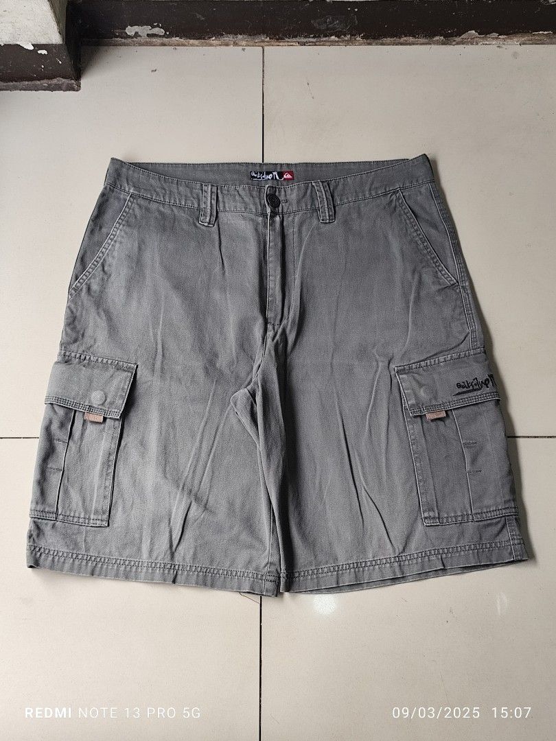 QUIKSILVER GREY CARGO SHORTS (Category: Shorts) located in Caloocan City. Submitted by carlo_pwd (Listing ID 1464070462, Image 2). Description: QUIKSILVER BRAND WAIST -36 LENGTH -23 HEM -12.