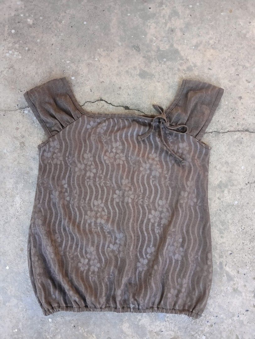 Random Y2K Sleeveless (Category: Sleeveless) located in Subic. Submitted by gentlecloud-8030a3 (Listing ID 1463990974, Image 1). Description: Random Y2K vintage Sleeveless size M fitting in very good condition 250+ship.