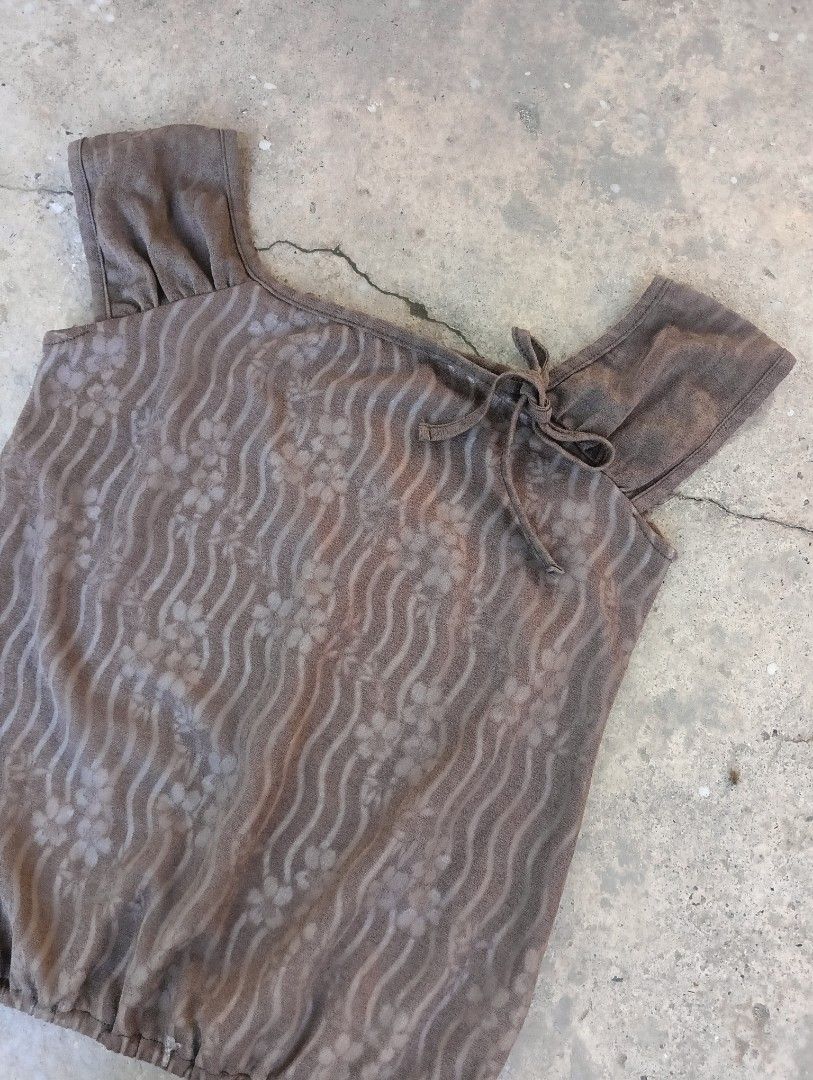 Random Y2K Sleeveless (Category: Sleeveless) located in Subic. Submitted by gentlecloud-8030a3 (Listing ID 1463990974, Image 3). Description: Random Y2K vintage Sleeveless size M fitting in very good condition 250+ship.