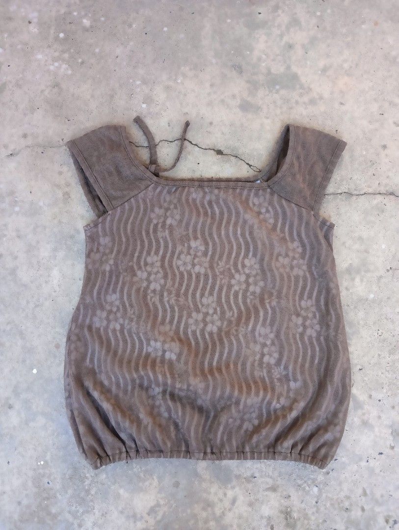 Random Y2K Sleeveless (Category: Sleeveless) located in Subic. Submitted by gentlecloud-8030a3 (Listing ID 1463990974, Image 2). Description: Random Y2K vintage Sleeveless size M fitting in very good condition 250+ship.