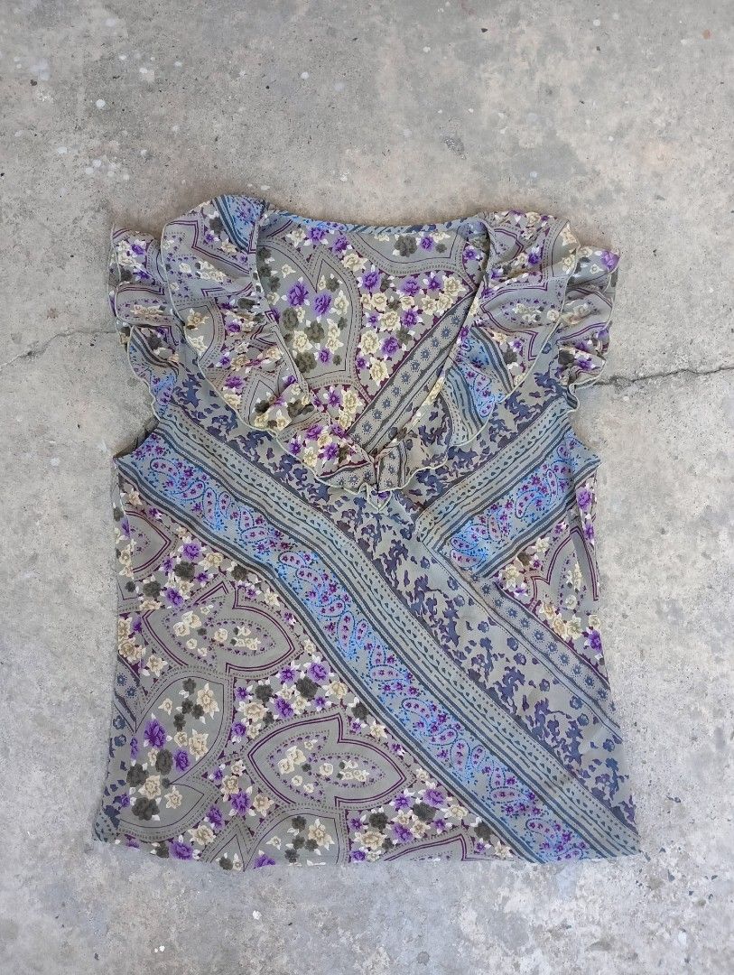 Random Y2K sleeveless (Category: Sleeveless) located in Subic. Submitted by gentlecloud-8030a3 (Listing ID 1463991669, Image 1). Description: Random Vintage Y2k sleveless size S to M im verygood condition 250+ship.