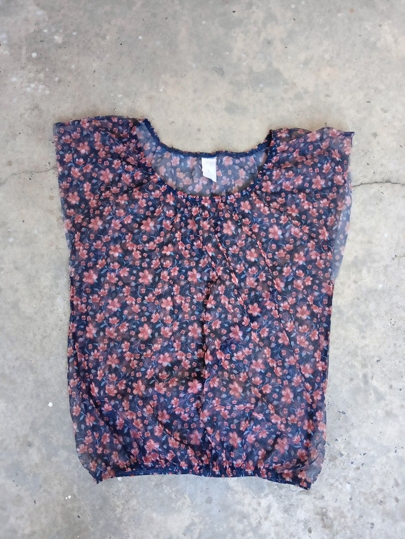 Random Y2K tops (Category: Sleeveless) located in Subic. Submitted by gentlecloud-8030a3 (Listing ID 1463991252, Image 1). Description: Random Y2K Sleeveless seetru size M excellent condition 250.