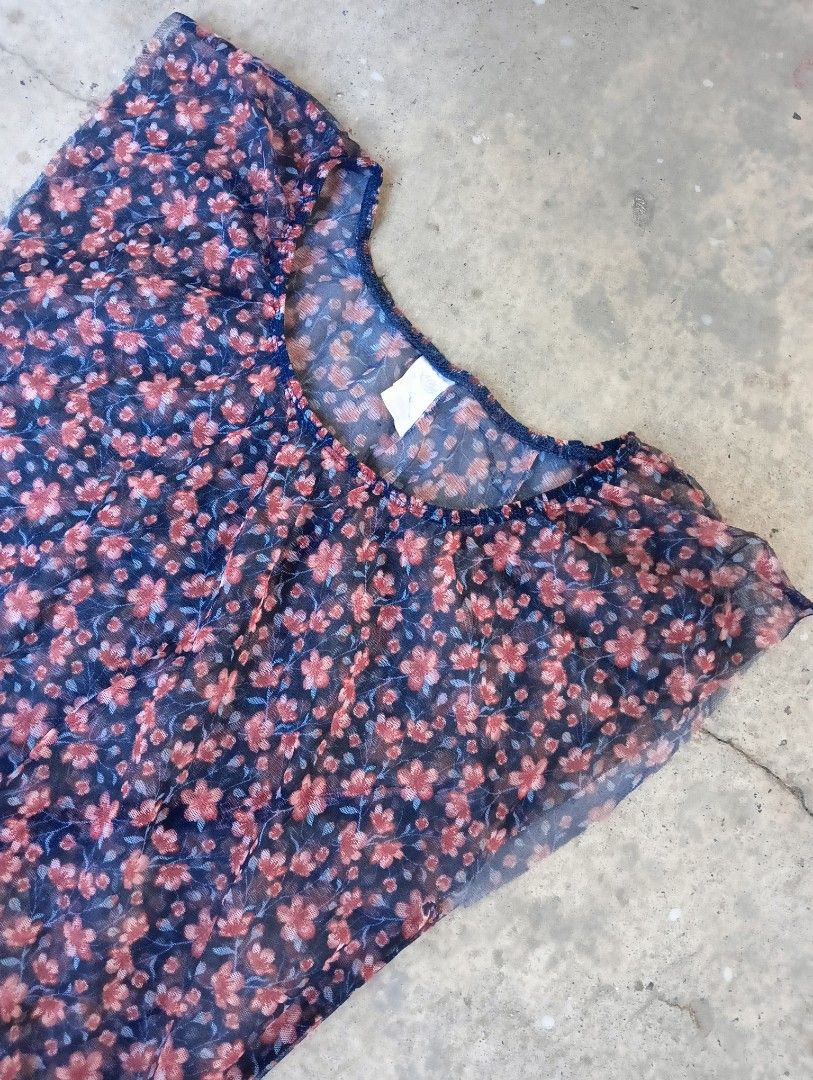 Random Y2K tops (Category: Sleeveless) located in Subic. Submitted by gentlecloud-8030a3 (Listing ID 1463991252, Image 3). Description: Random Y2K Sleeveless seetru size M excellent condition 250.