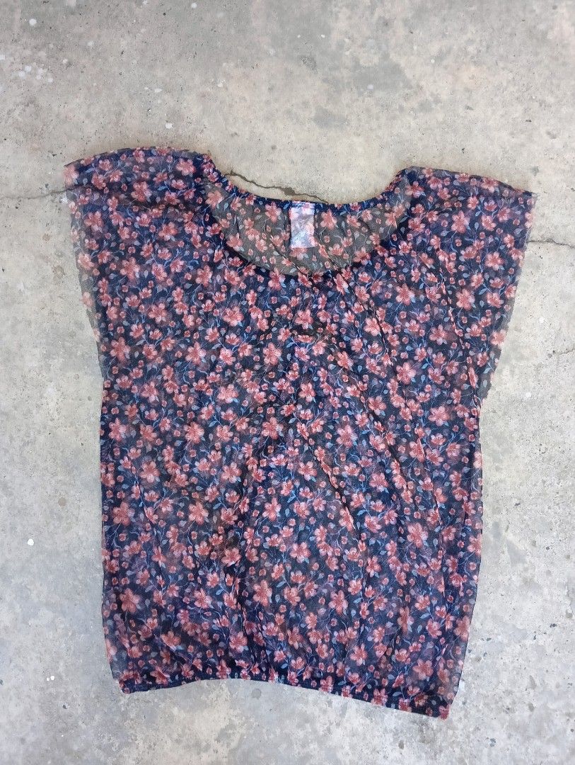 Random Y2K tops (Category: Sleeveless) located in Subic. Submitted by gentlecloud-8030a3 (Listing ID 1463991252, Image 2). Description: Random Y2K Sleeveless seetru size M excellent condition 250.