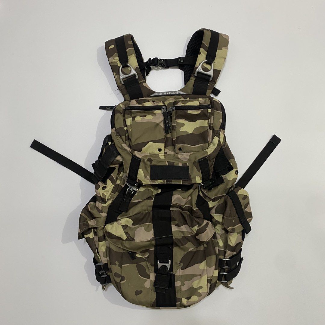 Rare - Oakley AP MECHANISM Camo - BackPack (Category: Backpacks) located in Cavite. Submitted by pastseas0n_ (Listing ID 1464064511, Image 1). Description: Rare - Oakley AP MECHANISM Camo - BackPack 15 inches (width) 22 inches (length) 9/10 CONDITION NOTE : Missing Patch Rare Green Camou Made in Indo.