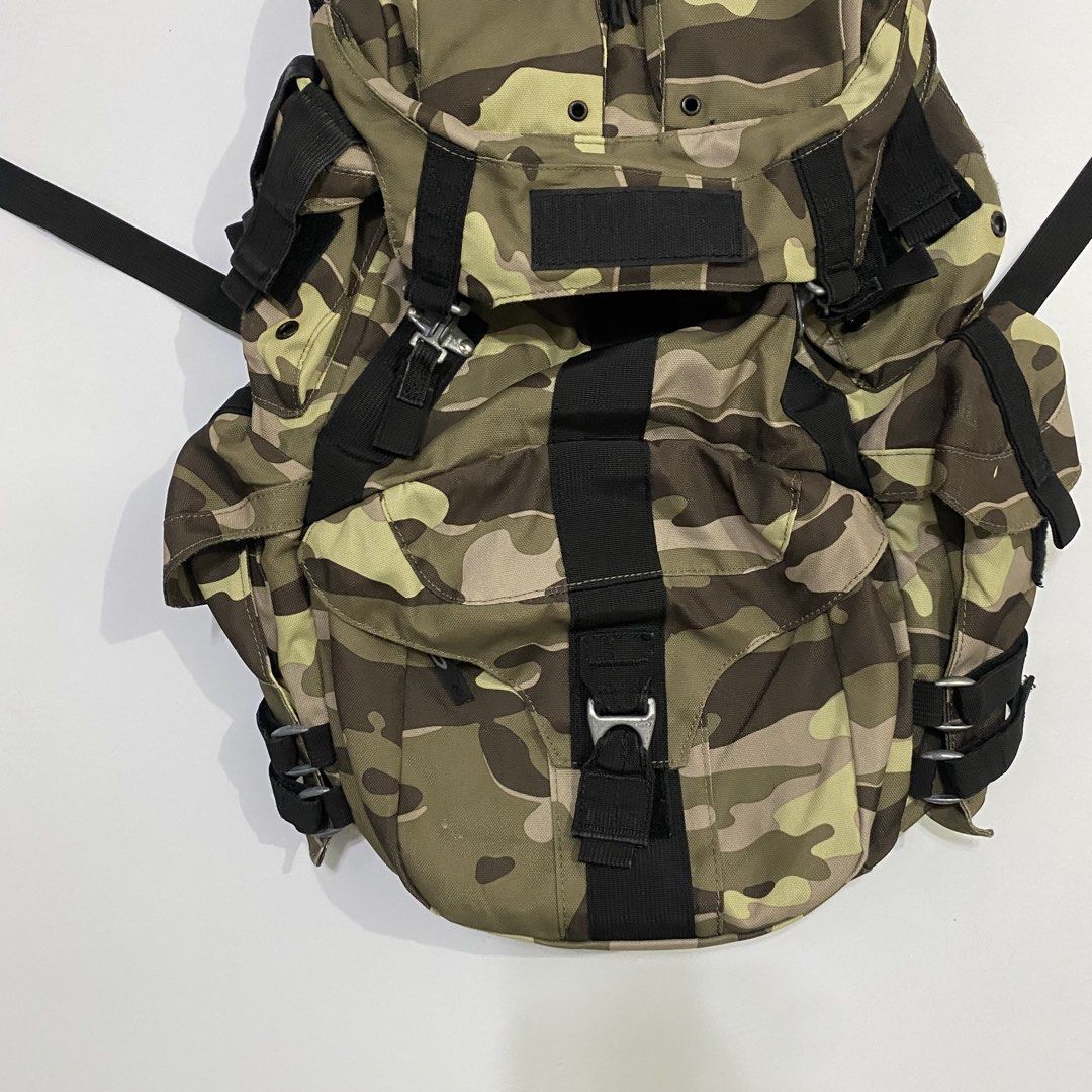 Rare - Oakley AP MECHANISM Camo - BackPack (Category: Backpacks) located in Cavite. Submitted by pastseas0n_ (Listing ID 1464064511, Image 3). Description: Rare - Oakley AP MECHANISM Camo - BackPack 15 inches (width) 22 inches (length) 9/10 CONDITION NOTE : Missing Patch Rare Green Camou Made in Indo.