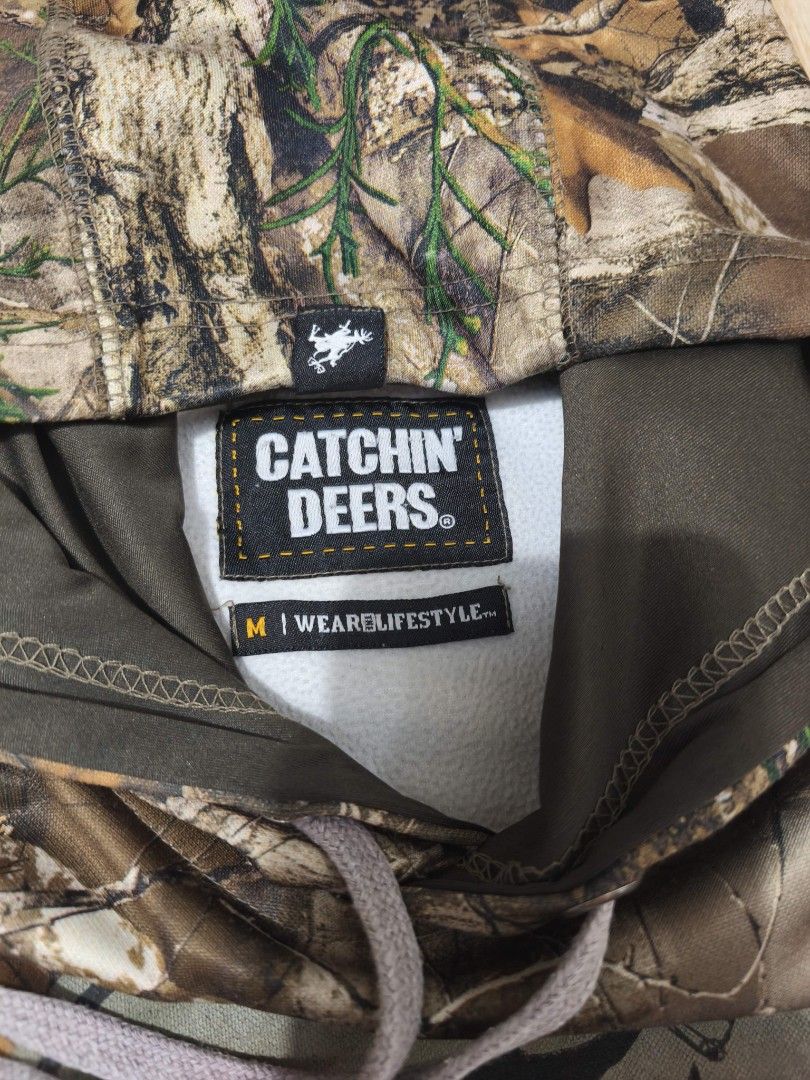 Realtree hoodie jacket (Category: Coats, Jackets and Outerwear) located in San Mateo. Submitted by rgbuenaventura (Listing ID 1464043310, Image 3). Description: catchin deers hoodie realtree medium on tag 22.5x28 No issue San Mateo Rizal meet up.