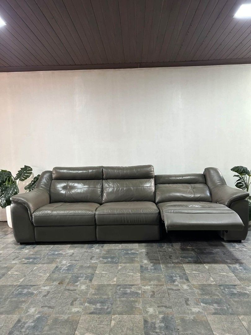 Recliner Sofa (Category: TV Consoles) located in Meycauayan. Submitted by marygracecasimiro (Listing ID 1464068638, Image 2). Description: Imported Genuine Leather Automatic Reclining Sofa from Korea P25,000 lang mga suki 112x62x35in Last Price na mga suki/ sagad na price talaga😊 Pick up Only/ Pwede lalamove if gusto Padeliver sagot ni customer bayad sa deliver Automatic 220v Genuine Leather Automatic Reclining Sofa Ung isang side narerecline Fu