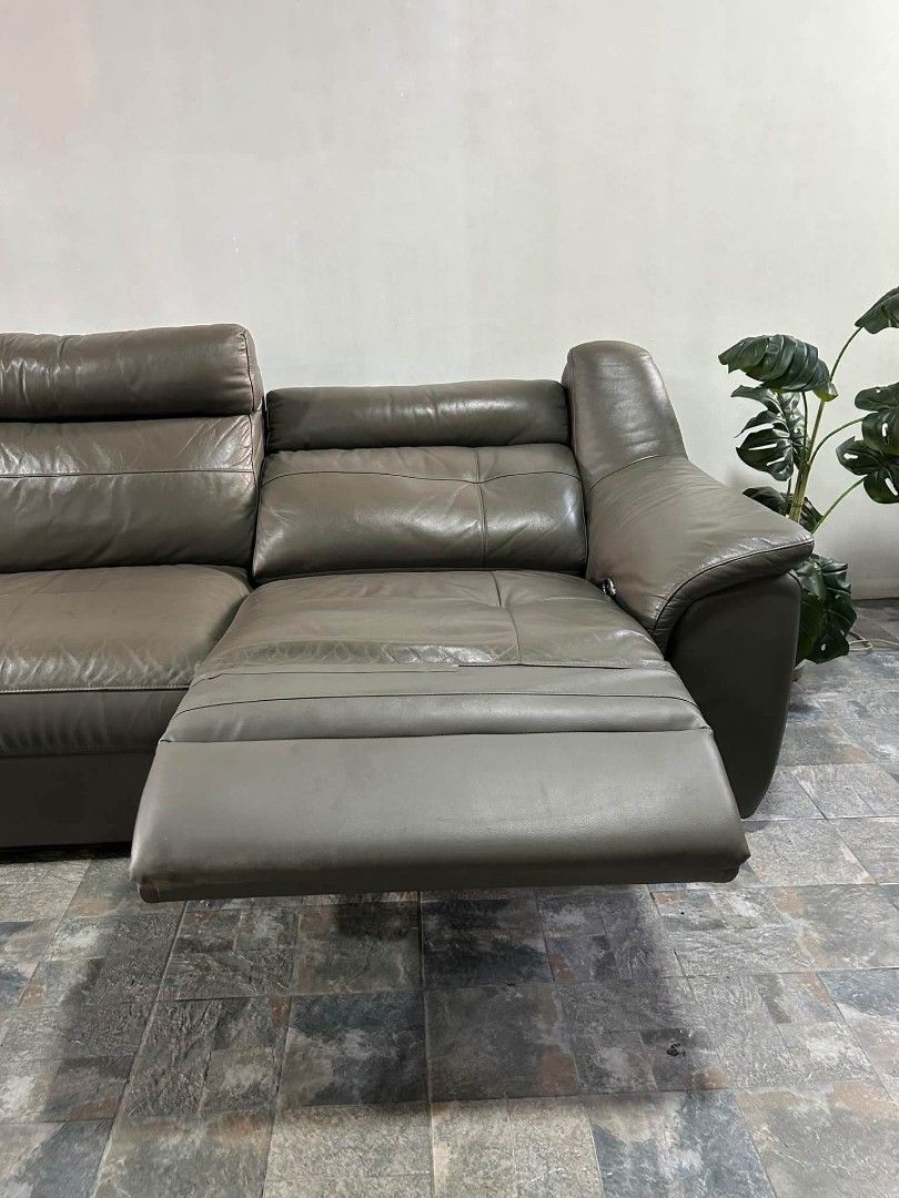 Recliner Sofa (Category: TV Consoles) located in Meycauayan. Submitted by marygracecasimiro (Listing ID 1464068638, Image 3). Description: Imported Genuine Leather Automatic Reclining Sofa from Korea P25,000 lang mga suki 112x62x35in Last Price na mga suki/ sagad na price talaga😊 Pick up Only/ Pwede lalamove if gusto Padeliver sagot ni customer bayad sa deliver Automatic 220v Genuine Leather Automatic Reclining Sofa Ung isang side narerecline Fu