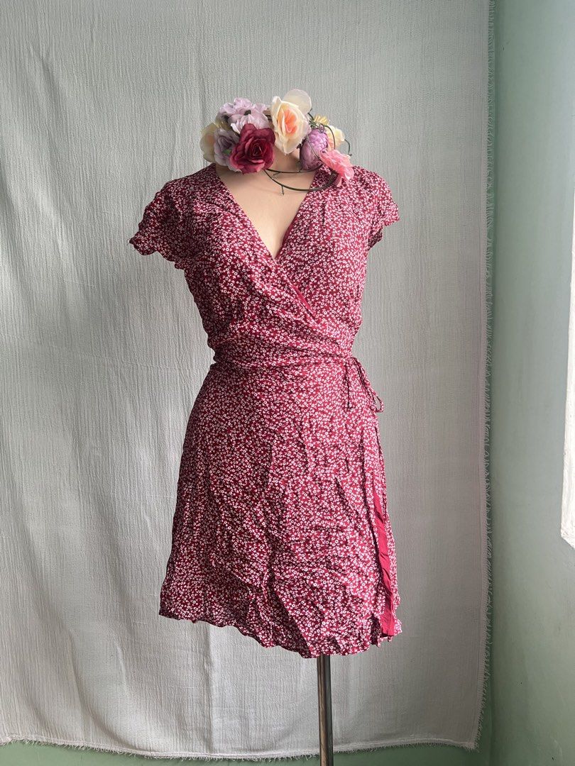 Red Floral Wrap Mini Dress (Category: Dresses) located in Quezon City. Submitted by charlenedv58782 (Listing ID 1463949524, Image 2). Description: 🥀 SIZE: SMALL TO MEDIUM 🥀BRAND: GLASSONS 🌺SUPER CUTE WRAP DRESS, WITH LINING, NO FLAWS, VISCOSE FABRIC GANDA NITO LUKOT LANG - Adorable red wrap dress with a charming white floral print. - Features short, flutter sleeves for a feminine touch. - Adjustable tie waist ensures a flattering and customiza