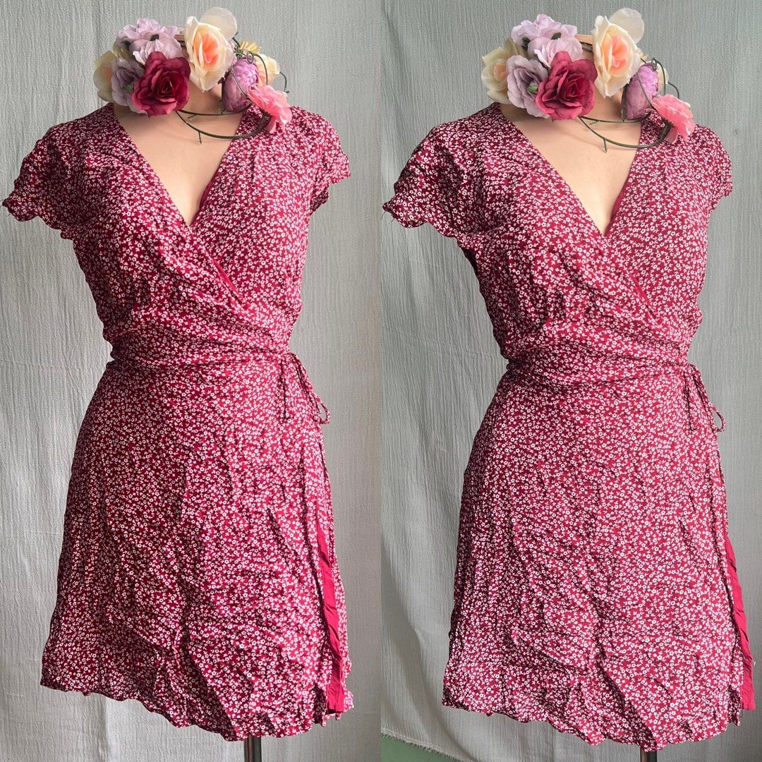 Red Floral Wrap Mini Dress (Category: Dresses) located in Quezon City. Submitted by charlenedv58782 (Listing ID 1463949524, Image 1). Description: 🥀 SIZE: SMALL TO MEDIUM 🥀BRAND: GLASSONS 🌺SUPER CUTE WRAP DRESS, WITH LINING, NO FLAWS, VISCOSE FABRIC GANDA NITO LUKOT LANG - Adorable red wrap dress with a charming white floral print. - Features short, flutter sleeves for a feminine touch. - Adjustable tie waist ensures a flattering and customiza