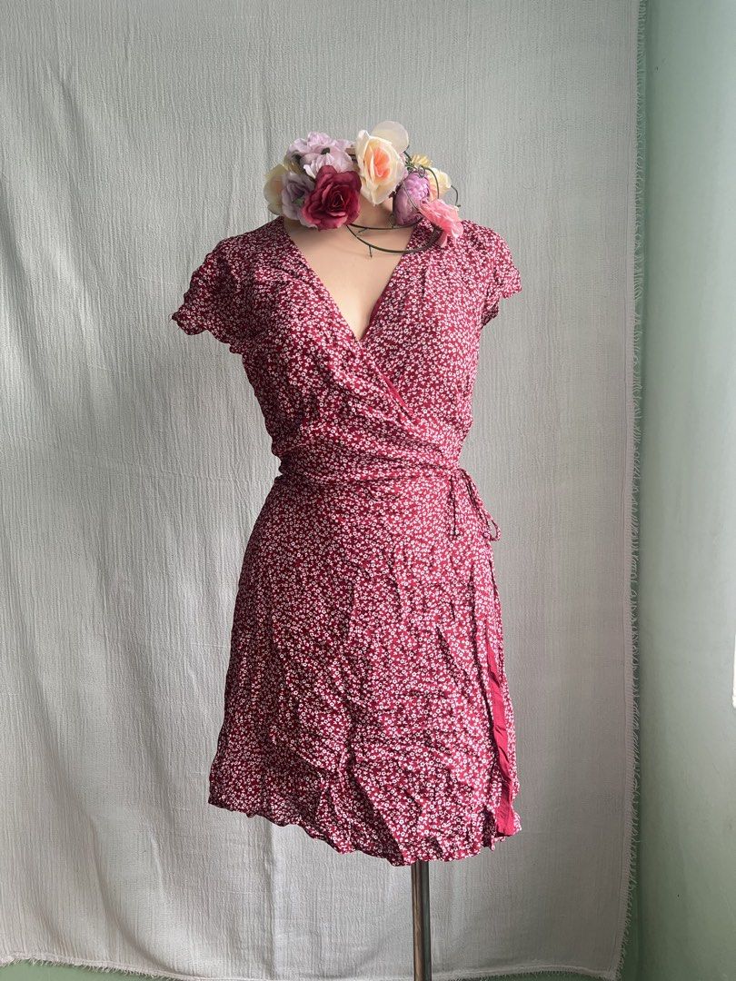 Red Floral Wrap Mini Dress (Category: Dresses) located in Quezon City. Submitted by charlenedv58782 (Listing ID 1463949524, Image 3). Description: 🥀 SIZE: SMALL TO MEDIUM 🥀BRAND: GLASSONS 🌺SUPER CUTE WRAP DRESS, WITH LINING, NO FLAWS, VISCOSE FABRIC GANDA NITO LUKOT LANG - Adorable red wrap dress with a charming white floral print. - Features short, flutter sleeves for a feminine touch. - Adjustable tie waist ensures a flattering and customiza
