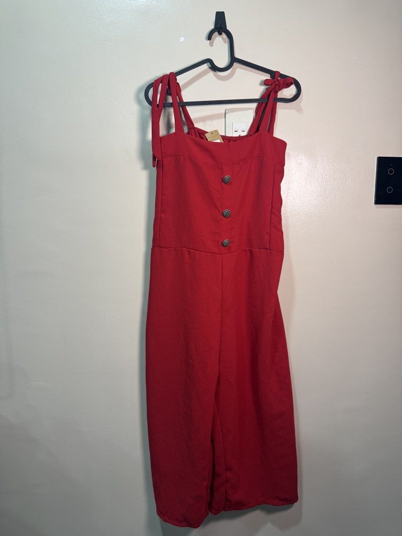 red sleeveless jumpsuit (Category: Jumpsuits) located in Quezon City. Submitted by fashionifywardrobe8899 (Listing ID 1464098011, Image 1). Description: .