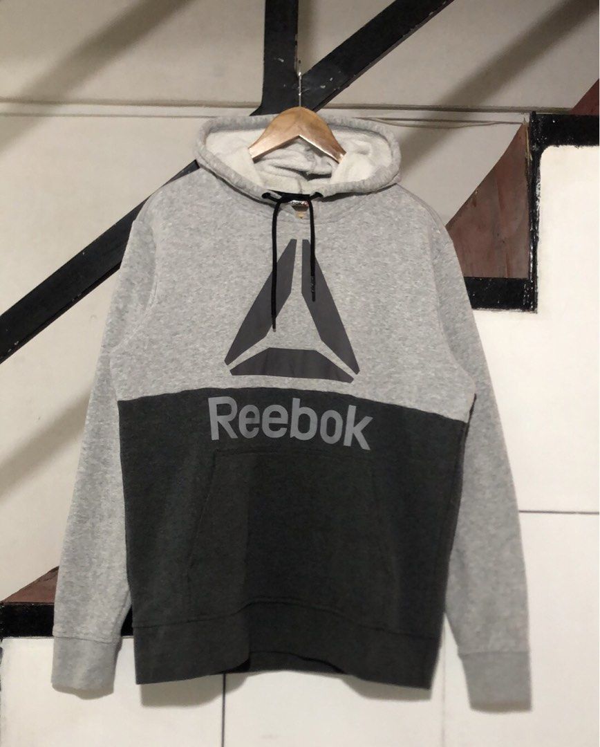 Reebok hoodie (Category: Announcements) located in Imus. Submitted by gabrielseth_12 (Listing ID 1463970627, Image 1). Description: Reebok hoodie Size medium to large No issue Excellent condition 250pesos Imus cavite location .