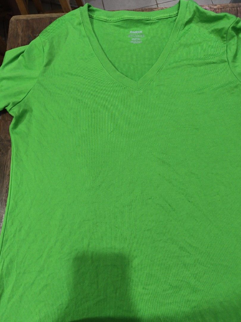 Reebok T-shirt. XL (Category: Tshirts & Polo Shirts ) located in Marikina City. Submitted by amari.stylesph (Listing ID 1464040350, Image 1). Description: Reebok XL T-shirt . Unisex. Close to Neon green color. 150 only.ngood to vg condition..