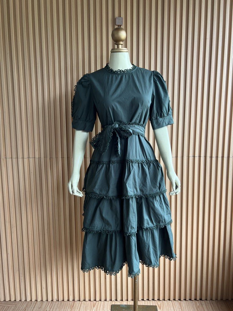 Rent Azucena (Category: Dresses) located in Lipa City. Submitted by thyra06 (Listing ID 1463977999, Image 1). Description: Rent azucena midi dress good as new S/M fits.