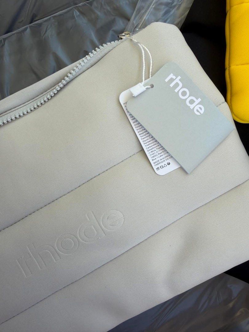 Rhode Puffer Pouch (Category: Purses & Pouches) located in Binan City. Submitted by pinkykeenshop (Listing ID 1464126151, Image 2). Description: .