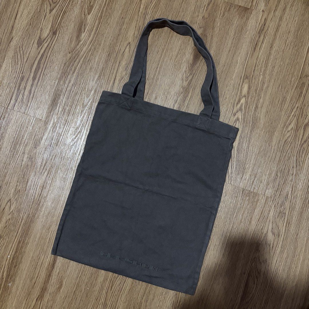 Rick Owens Drk Shdw Tote Bag (Category: Briefcases) located in Bulacan. Submitted by frugal.search (Listing ID 1463957681, Image 1). Description: Rick Owens Drk Shdw Tote Bag Can fit size of ipad pro Excellent condition No issue 800 pesos + shipping fee Location: Malolos, Bulacan MOP: Gcash MOD: Jnt & Lalamove.
