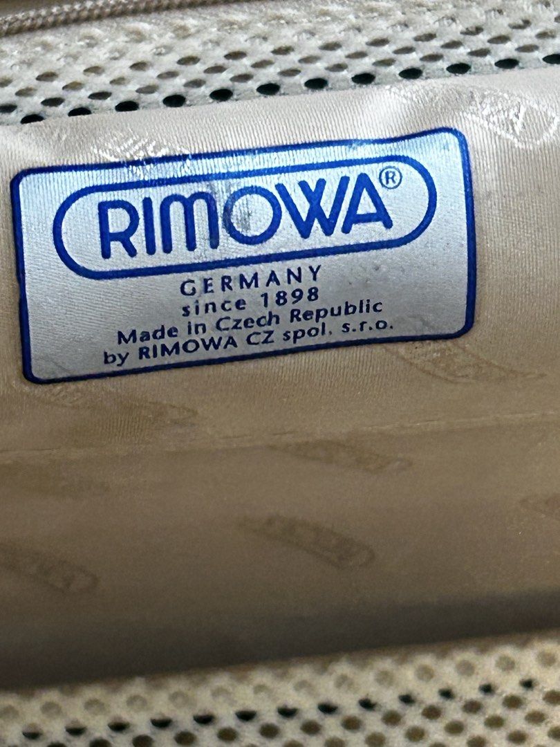 Rimowa Large with Pockets Maroon (Category: Luxury Bags & Wallets) located in Iloilo. Submitted by eliseohana (Listing ID 1463970821, Image 2). Description: .