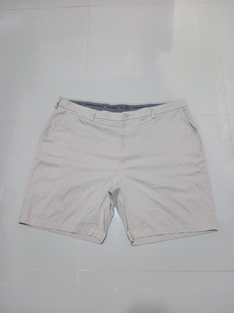 Roundtree Yorke Performance Walk Shorts Size 44 (Category: Shorts) located in Magdalena. Submitted by magdalenathrift20 (Listing ID 1464070061, Image 2). Description: - Brand: Roundtree Yorke - Size: 44 - Waistline: Fits 44-48 inches - Length: 21.5 inches - Features: Stretchable fabric - Material: 98% Polyester, 2% Elastane - Origin: Made in Vietnam.