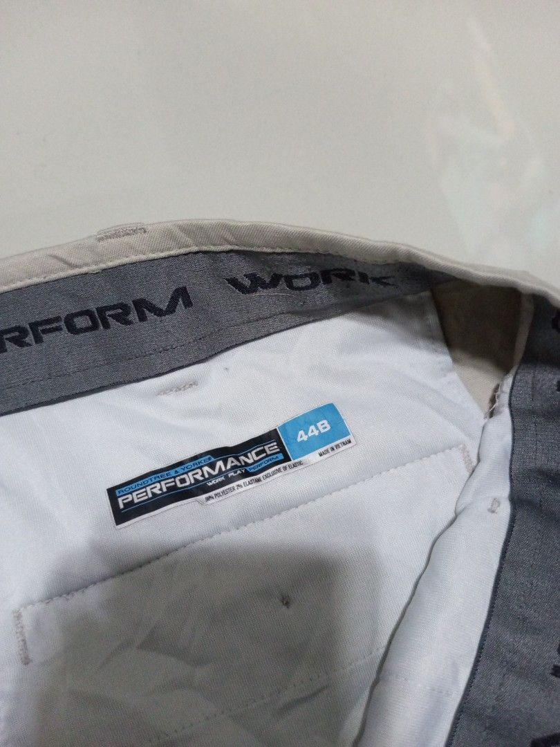 Roundtree Yorke Performance Walk Shorts Size 44 (Category: Shorts) located in Magdalena. Submitted by magdalenathrift20 (Listing ID 1464070061, Image 3). Description: - Brand: Roundtree Yorke - Size: 44 - Waistline: Fits 44-48 inches - Length: 21.5 inches - Features: Stretchable fabric - Material: 98% Polyester, 2% Elastane - Origin: Made in Vietnam.