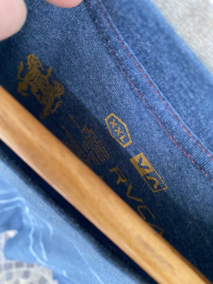 Rvca Box Logo Tee (Category: Tshirts & Polo Shirts ) located in Santa Rosa. Submitted by thriftandwrap.2020 (Listing ID 1464119632, Image 3). Description: •𝑺𝒊𝒛𝒆:Xlarge-Xxlarge •𝑪𝒐𝒏𝒅𝒊𝒕𝒊𝒐𝒏:Excellent •𝑪𝒐𝒍𝒐𝒓 𝒓𝒂𝒕𝒆:9/10 𝗠𝗶𝗻𝗲 300.