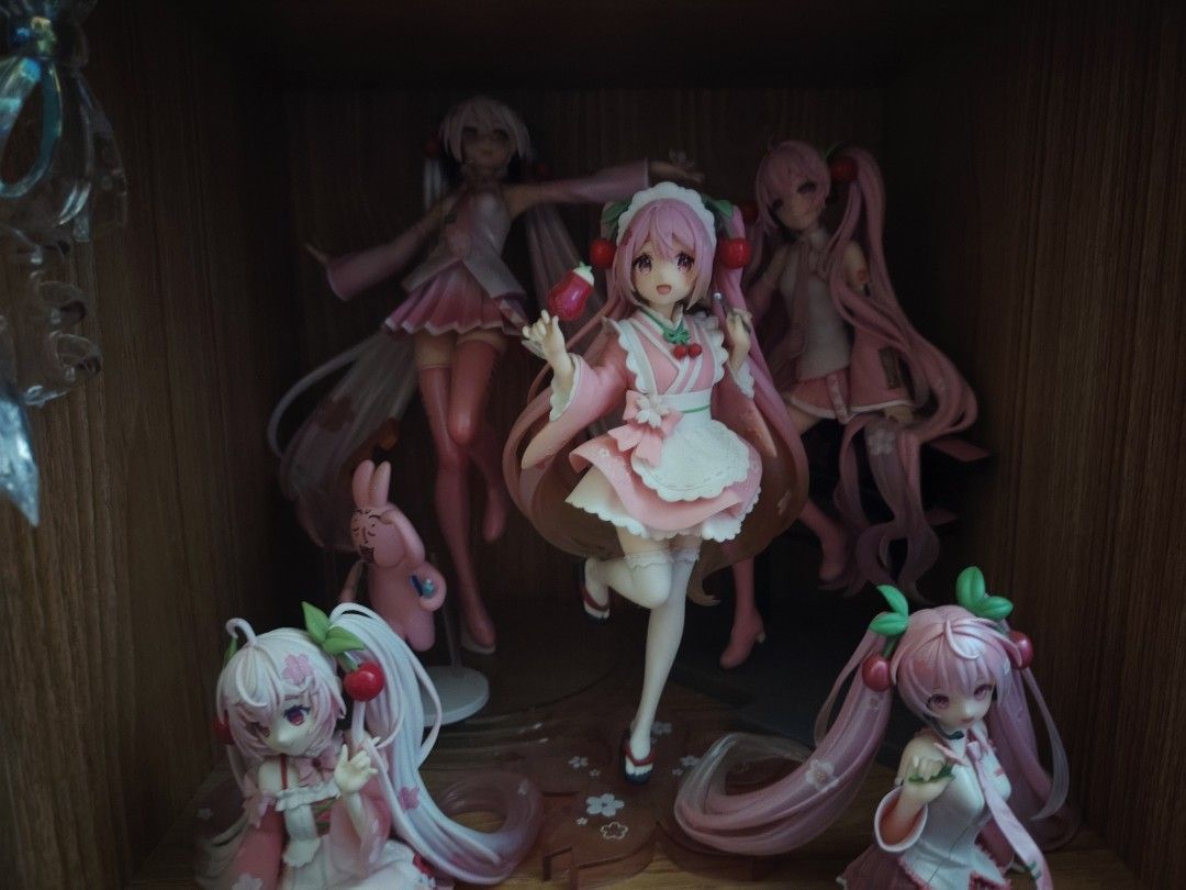 sakura miku figures (Category: Figurines & Statues) located in Pasig City. Submitted by ren.sera (Listing ID 1464049990, Image 3). Description: prio take set for 9.5k ea fig averages to about 680 pm for individual prices .