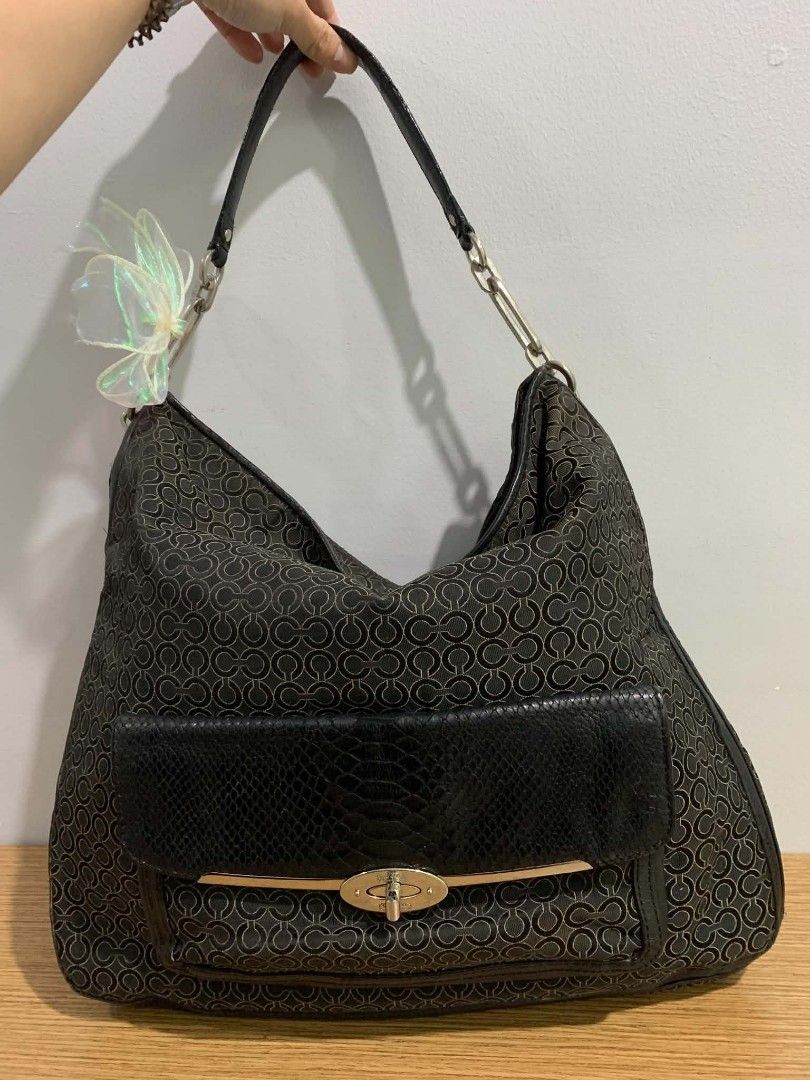 Sale Coach bag (Category: Shoulder Bags) located in Quezon City. Submitted by closetnikikay (Listing ID 1463989092, Image 1). Description: Preloved Authentic Good condition Sale ♥️♥️♥️♥️.