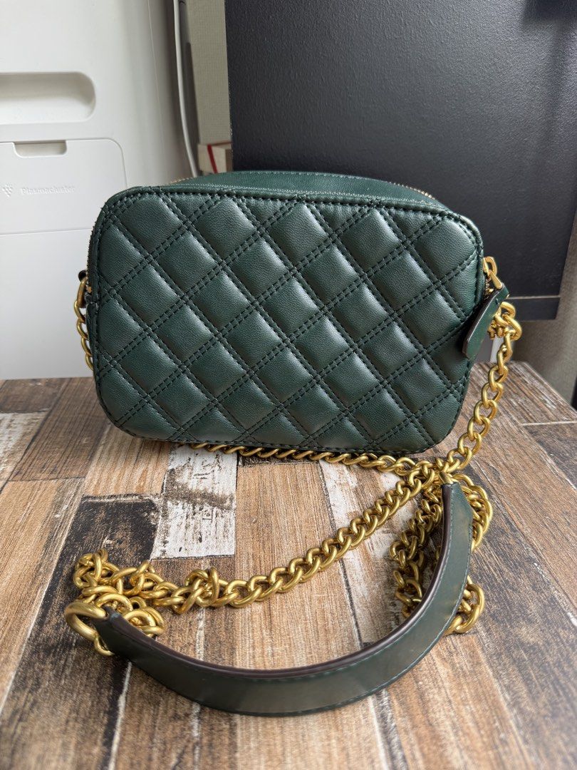 ~SALE~ USED Guess Giully Camera Bag (Category: Cross-body Bags) located in Cebu City. Submitted by nihonfindsbyhimawari26 (Listing ID 1463978298, Image 3). Description: 🎉 ON SALE 🎉 💰 Slightly negotiable-no lowball offers- 🚚 READY TO SHIP Nationwide 🇵🇭 ——————————————————————————— • 🆄🆂🅴🅳 - 🚫 Actual Photos Posted - ✨ Guess Giully Camera Bag ✨ Brand: Guess Style: Giully Camera Bag Color: Green Size: Approx. 20 cm (L) × 14 cm (H) × 7 cm (W)