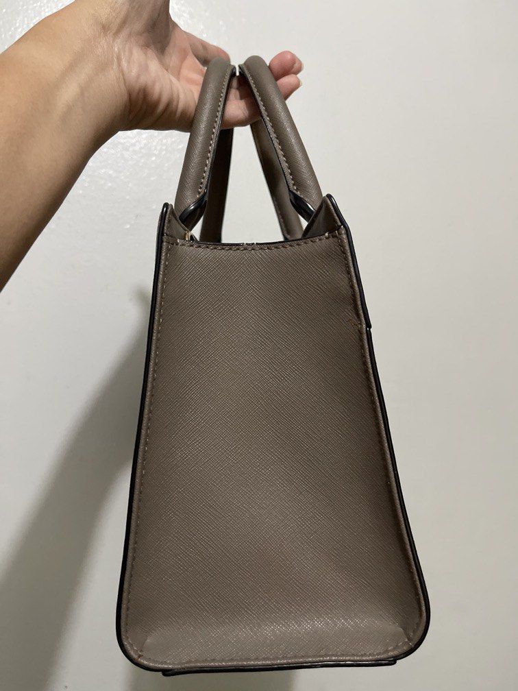 Samantha Thavasa Top Handle Bag (Category: Luxury Bags & Wallets) located in Quezon City. Submitted by jen1948 (Listing ID 1464136387, Image 2). Description: Top Handle Samantha Thavasa Clean inside and out. Bag is like new condition but without sling. I have shop ee account for free shipping with box. .