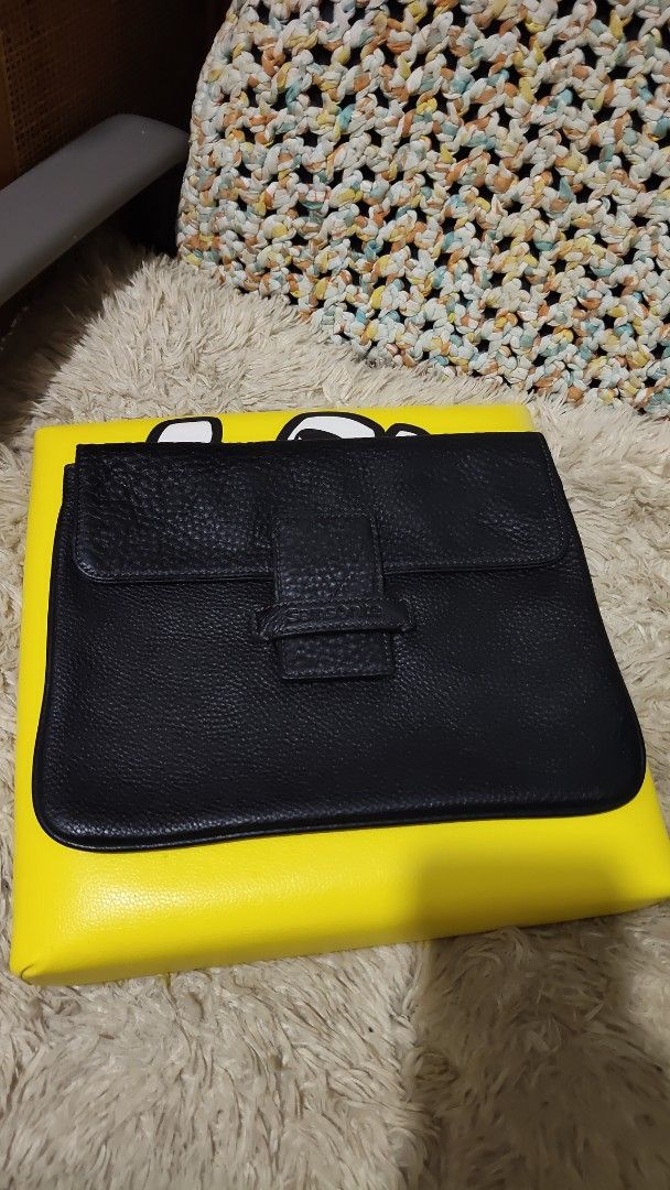 Samsonite Black Leather Clutch Bag with Yellow Accent (Category: Clutches) located in Cebu City. Submitted by lumaynojes00490 (Listing ID 1463971025, Image 2). Description: - Black pebbled leather clutch - Strap closure with subtle embossed logo - Bright yellow accent on the back - Ideal for evenings out or as a statement piece - Clean interior - No major signs of wear.