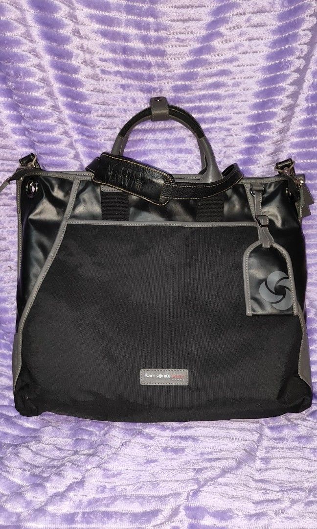 Samsonite laptop handbag and sling bag (Category: Belt bags, Clutches and Pouches) located in Manila. Submitted by thecalvinedit (Listing ID 1463944133, Image 1). Description: Samsonite Red Logo Laptop Bag Handbag & Sling Bag • Well-used, but still in good overall condition • Original Samsonite replacement sling strap — has a minor issue but remains usable • Minor scratches on the back • Overall: Good preloved condition 📌 Condition Disclaimer: T