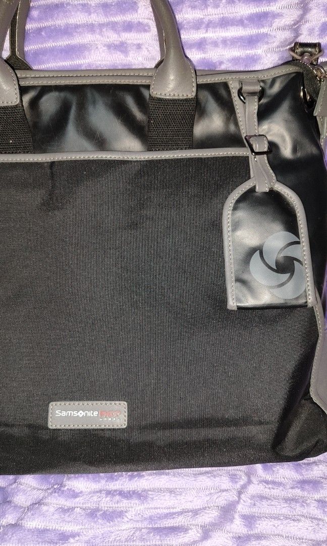Samsonite laptop handbag and sling bag (Category: Belt bags, Clutches and Pouches) located in Manila. Submitted by thecalvinedit (Listing ID 1463944133, Image 2). Description: Samsonite Red Logo Laptop Bag Handbag & Sling Bag • Well-used, but still in good overall condition • Original Samsonite replacement sling strap — has a minor issue but remains usable • Minor scratches on the back • Overall: Good preloved condition 📌 Condition Disclaimer: T