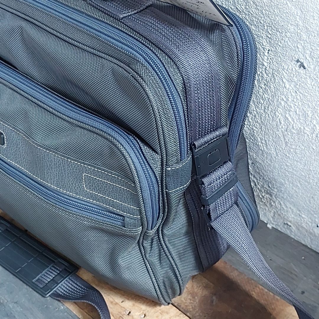 Samsonite Two Way Business Bag (Category: Briefcases) located in Caloocan City. Submitted by 2ndhand.manila (Listing ID 1464011128, Image 3). Description: Swipe left for more photos and measurements. ▪️NO COD/COP ▪️Ship thru J&T ▪️Lalamove/Grab Express ▪️G-Cash or Bank Transfer ▪️Location: North Caloocan.