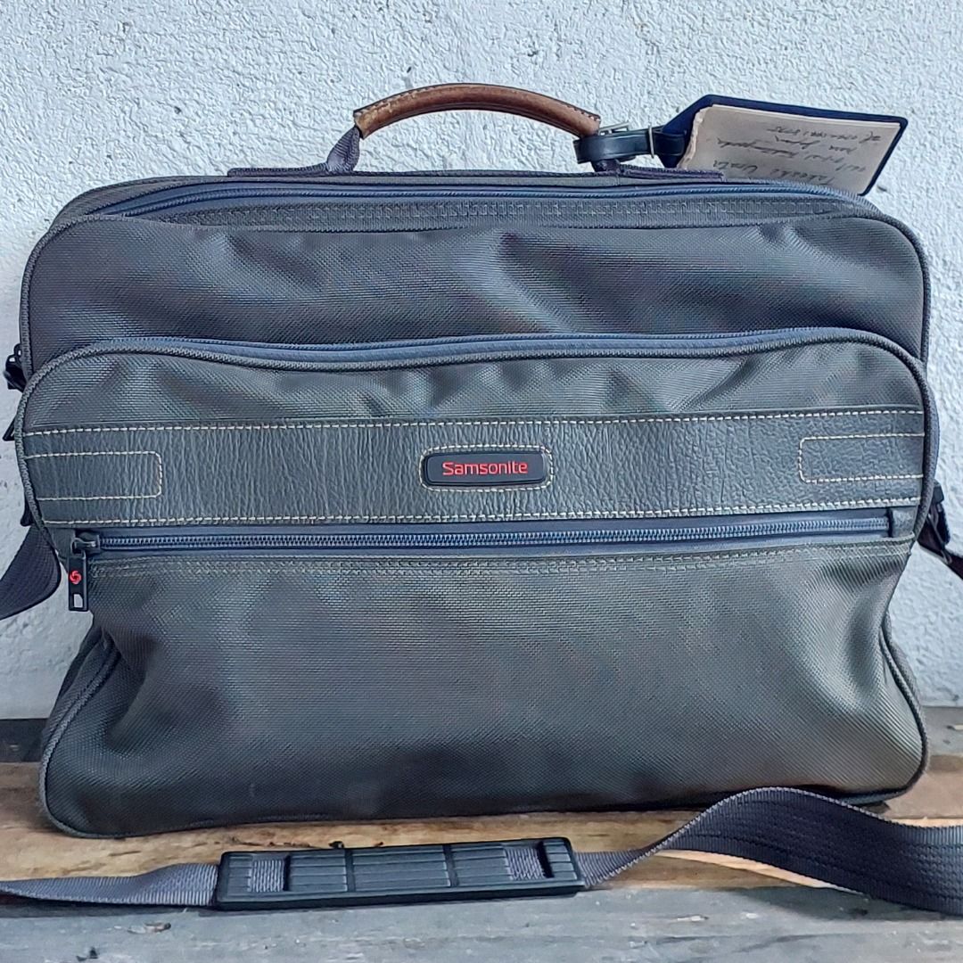 Samsonite Two Way Business Bag (Category: Briefcases) located in Caloocan City. Submitted by 2ndhand.manila (Listing ID 1464011128, Image 1). Description: Swipe left for more photos and measurements. ▪️NO COD/COP ▪️Ship thru J&T ▪️Lalamove/Grab Express ▪️G-Cash or Bank Transfer ▪️Location: North Caloocan.