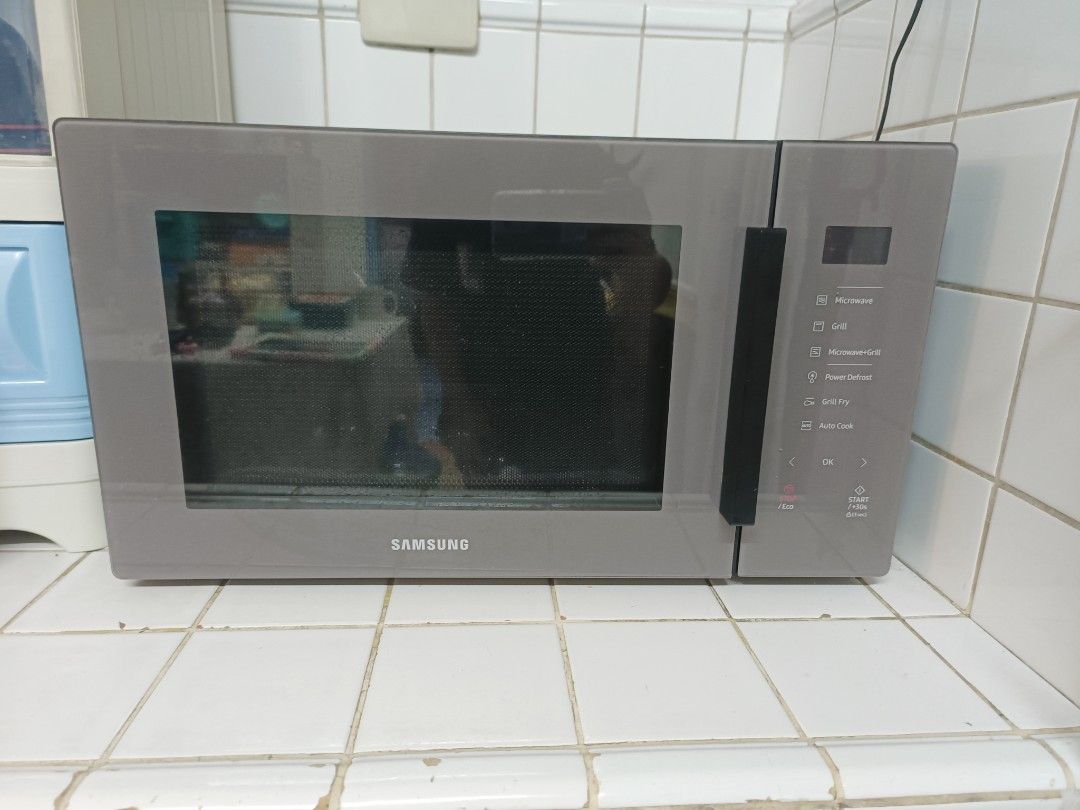 MICROWAVE OVEN SAMSUNG 20L (Category: Other Kitchenware & Tableware) located in Makati City. Submitted by angel01119 (Listing ID 1463958549, Image 1). Description: SAMSUNG MICROWAVE OVEN 20L Honest issue hindi umiinit buy at your own risk the apperance is really good as new pa. tanging honest issue nya is hindi umiinit Price: 1500 negotiable location: Guadalupe Nuevo makati ready for pick up anytime MOP of payment gcash, bank transfer, or COD SF 