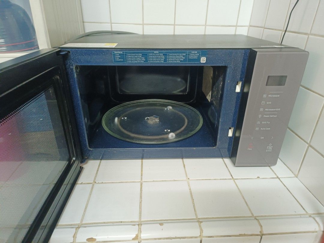 MICROWAVE OVEN SAMSUNG 20L (Category: Other Kitchenware & Tableware) located in Makati City. Submitted by angel01119 (Listing ID 1463958549, Image 2). Description: SAMSUNG MICROWAVE OVEN 20L Honest issue hindi umiinit buy at your own risk the apperance is really good as new pa. tanging honest issue nya is hindi umiinit Price: 1500 negotiable location: Guadalupe Nuevo makati ready for pick up anytime MOP of payment gcash, bank transfer, or COD SF 