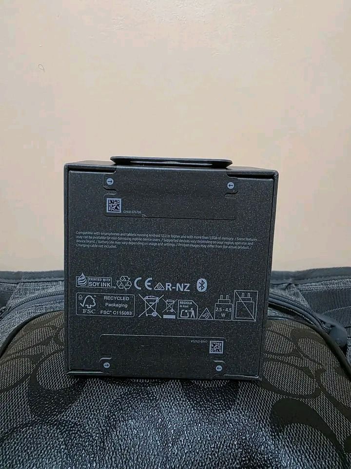 Samsung Galaxy Buds4 Pro (Category: Earphones) located in Morong. Submitted by schewpidc91918 (Listing ID 1464104976, Image 2). Description: - Samsung Galaxy Buds4 Pro - Color: Black - Includes original packaging - Superior sound quality - Effective noise cancellation - Ideal for music and calls.