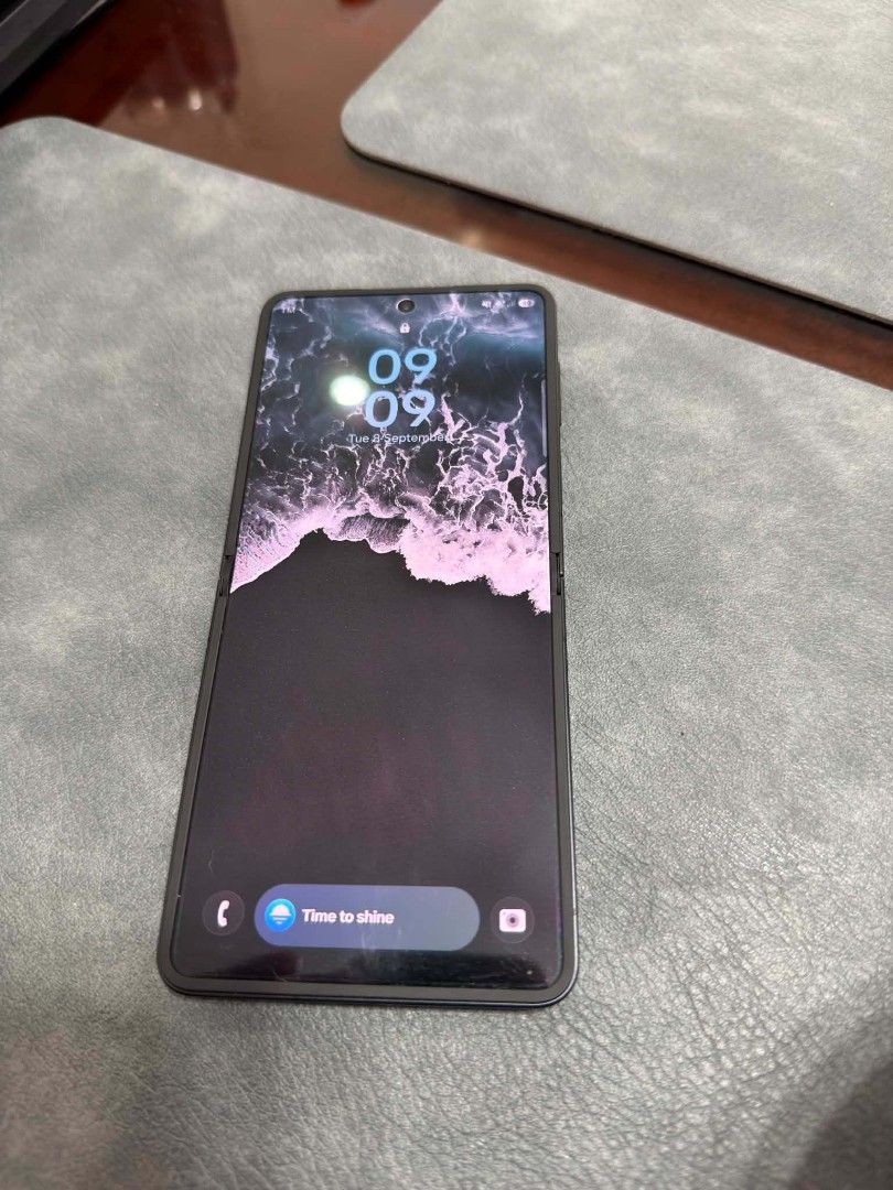 Samsung Galaxy Flip 7 (Category: Samsung) located in Guiguinto. Submitted by joemzzz180 (Listing ID 1464101419, Image 1). Description: For sale only Almost looks new, barely used. Bought on March 08, 2026 Lady owned 12gb/256gb Super AMOLED Display 120Hz 50mp/10mp Original charger, phone still have plastic, box hahanapin pa. Makinis pa sa nag rerejuve..