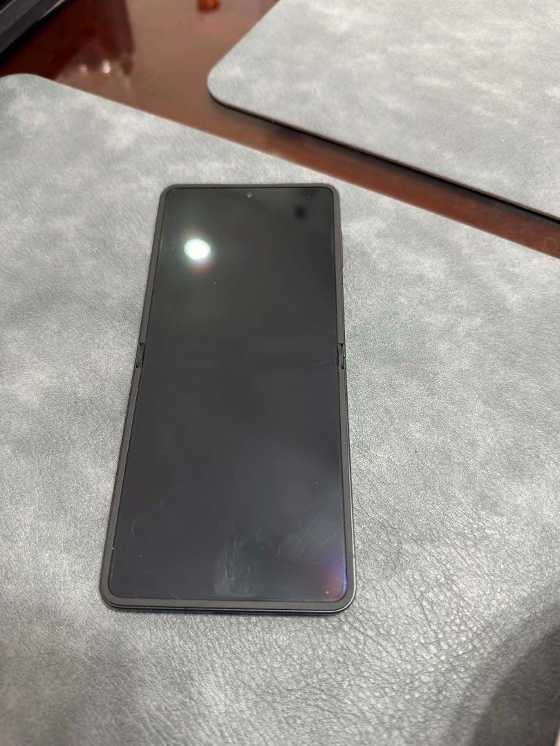 Samsung Galaxy Flip 7 (Category: Samsung) located in Guiguinto. Submitted by joemzzz180 (Listing ID 1464101419, Image 3). Description: For sale only Almost looks new, barely used. Bought on March 08, 2026 Lady owned 12gb/256gb Super AMOLED Display 120Hz 50mp/10mp Original charger, phone still have plastic, box hahanapin pa. Makinis pa sa nag rerejuve..
