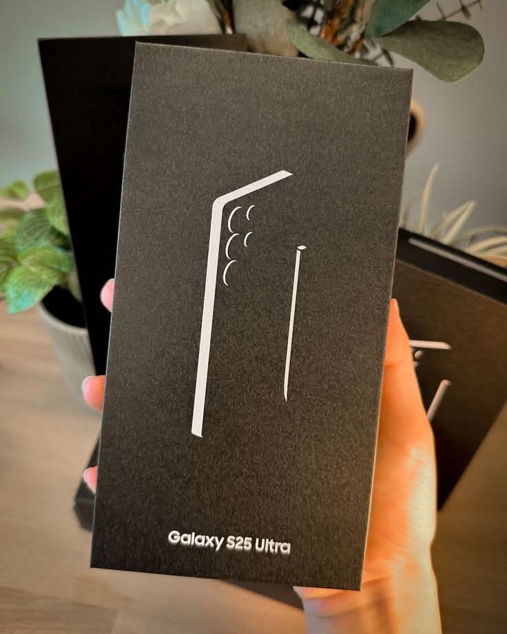 Samsung S25 Ultra (Category: Samsung) located in Bacolod City. Submitted by vintage_vogue6100 (Listing ID 1463974787, Image 1). Description: S25 ultra = 55,000 12GB/256GB | Titanium Black Dual Sim Slot.
