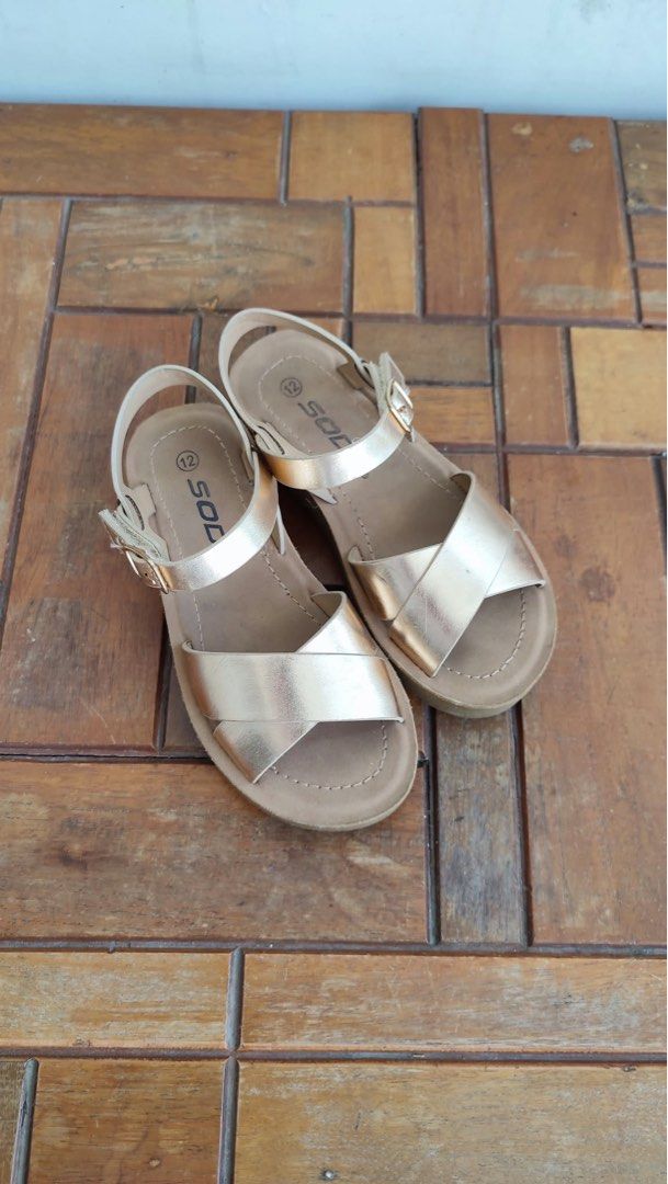 Sandals for girls (Category: Babies & Kids Fashion) located in San Pablo. Submitted by vernikas (Listing ID 1463950215, Image 1). Description: Never used.