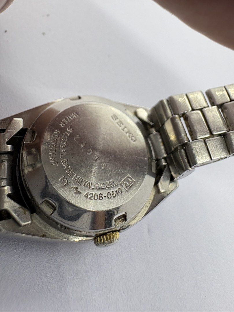 Seiko 5 Automatic 21 Jewels Two-Tone Watch (Category: Men's Watches) located in Quezon City. Submitted by rentoti (Listing ID 1464062485, Image 3). Description: - Seiko 5 Automatic Watch - Gold Dial with Day and Date Function - Two-Tone Stainless Steel Bracelet - 21 Jewels Movement - Water Resistant - Signs of wear on bezel (please check photos for condition).