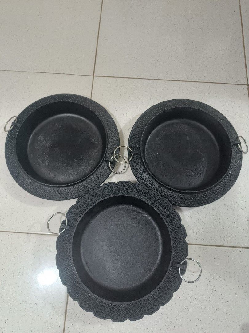 Set of 3 Cast iron pan (Category: Dinnerware & Cutlery) located in Santa Rosa. Submitted by rare_findsphbyleo (Listing ID 1463970286, Image 1). Description: set of 3 cast iron pan with handle japan.