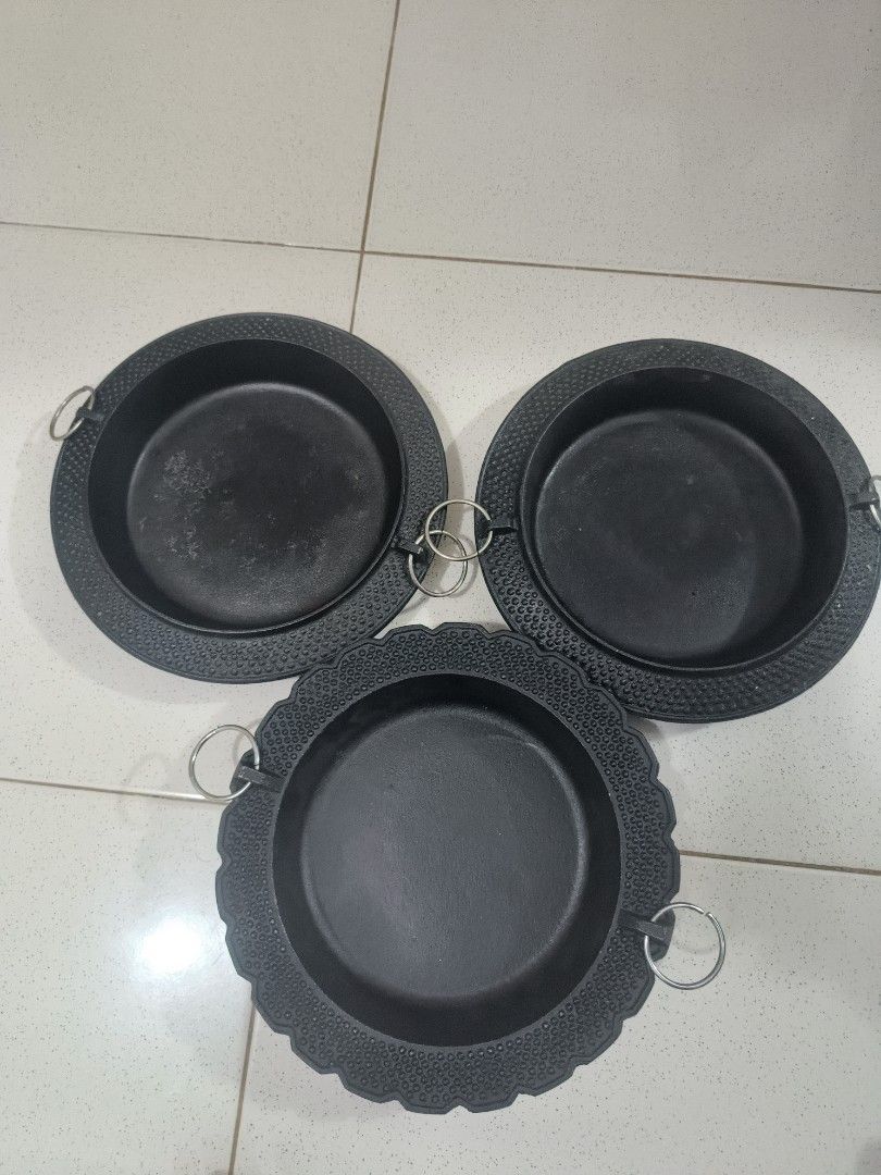 Set of 3 Cast iron pan (Category: Dinnerware & Cutlery) located in Santa Rosa. Submitted by rare_findsphbyleo (Listing ID 1463970286, Image 2). Description: set of 3 cast iron pan with handle japan.