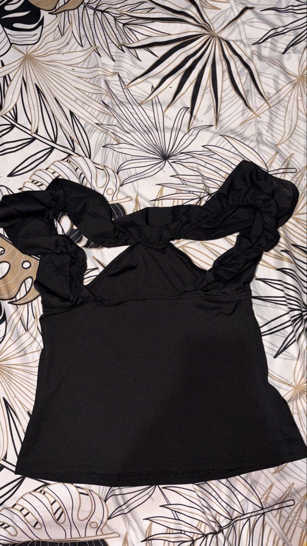 SHEIN Curve Black Ruffle Cold Shoulder Top (Category: Sleeveless) located in Manila. Submitted by keenfox-84bb (Listing ID 1464025057, Image 1). Description: - SHEIN Curve black ribbed top - Cold shoulder design with ruffled sleeves - Front cut-out detail - Stretchy and comfortable material - Versatile for night out or casual wear.