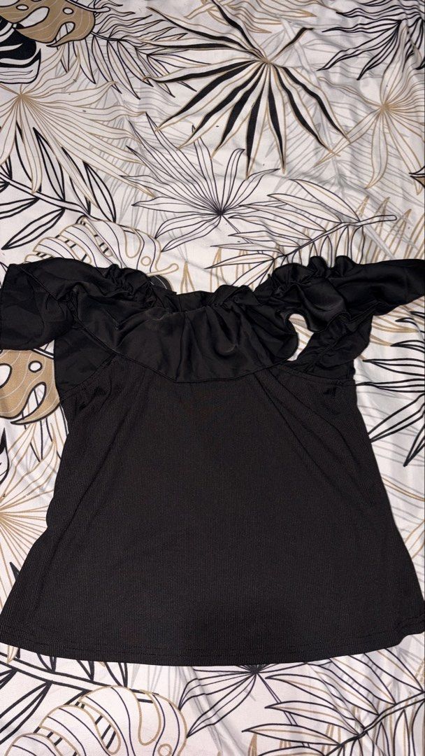 SHEIN Curve Black Ruffle Cold Shoulder Top (Category: Sleeveless) located in Manila. Submitted by keenfox-84bb (Listing ID 1464025057, Image 2). Description: - SHEIN Curve black ribbed top - Cold shoulder design with ruffled sleeves - Front cut-out detail - Stretchy and comfortable material - Versatile for night out or casual wear.