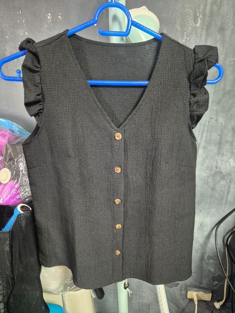 Shein sleeveless top (Category: Sleeveless) located in Manila. Submitted by cutefinds (Listing ID 1464042823, Image 1). Description: Size small.