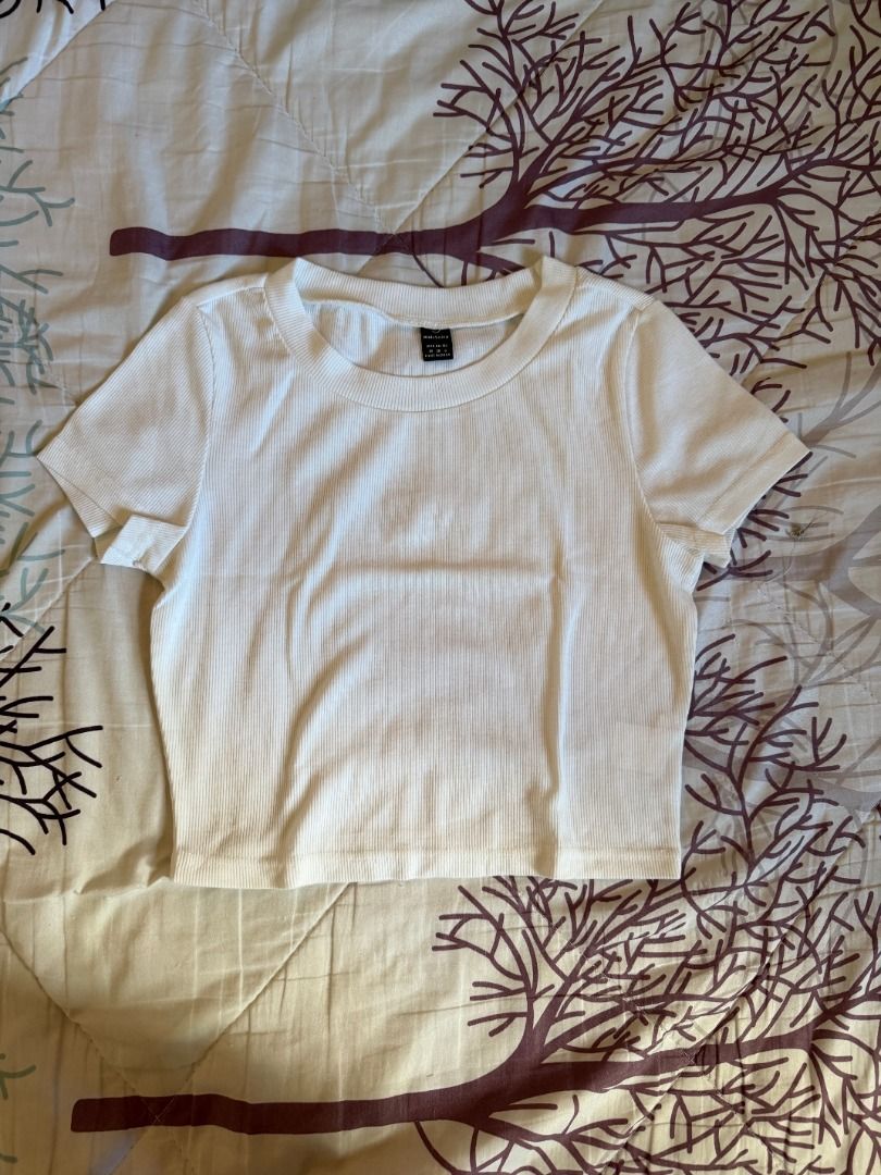 SHEIN White Ribbed Cropped T-Shirt (Category: Shirts) located in Manila. Submitted by dndclothing (Listing ID 1463979489, Image 1). Description: ⊹ SHEIN white ribbed cropped t-shirt ⊹ size M, cropped, stretchy ⊹ basic, easy to pair with anything.